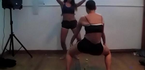  Lesbian girls masturbating each other at a party (putaria das novinhas)